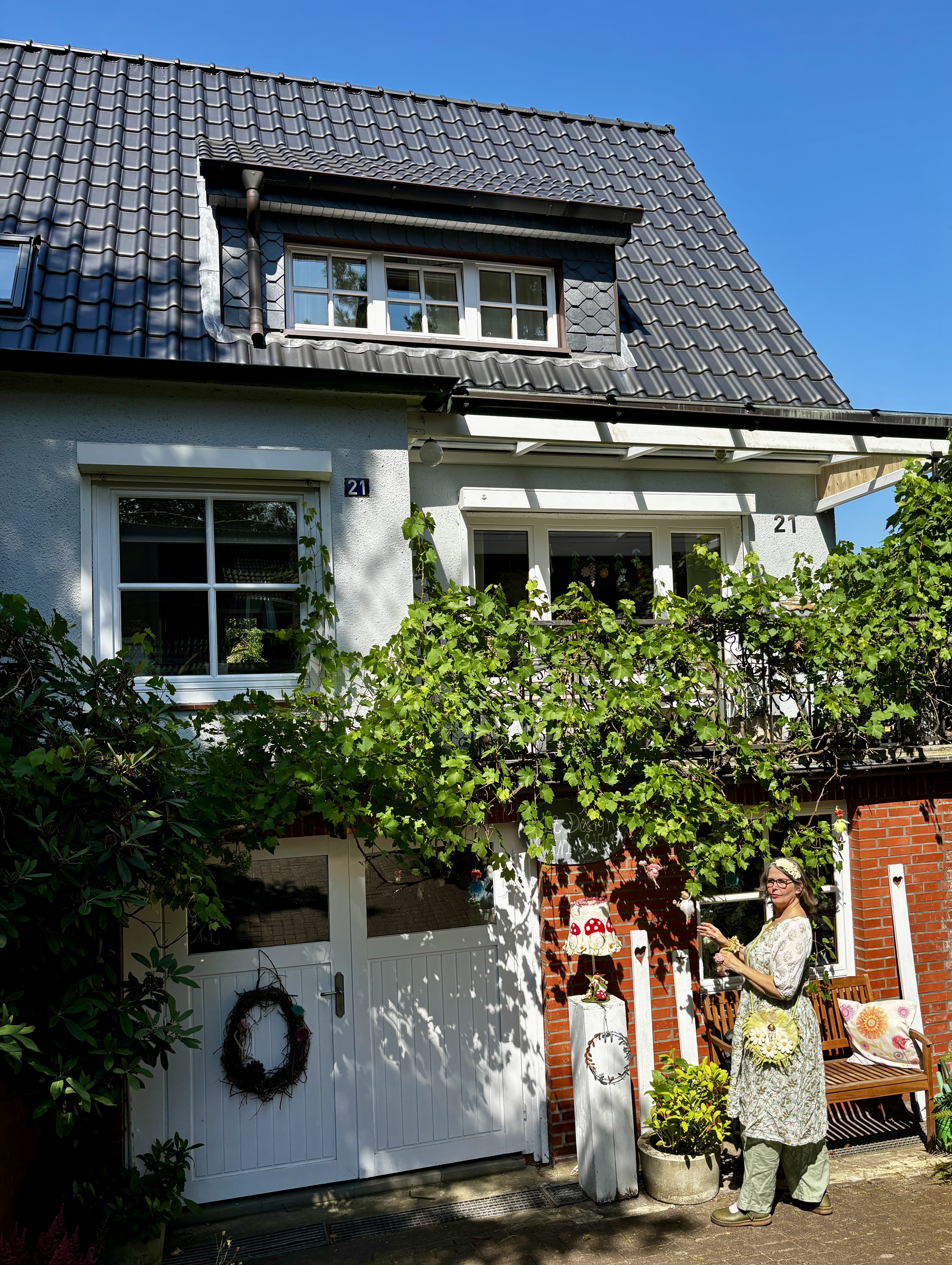 Alexandra Schiff vor ihrem Atelier in der Vogelsiedlung Hamburg Horn