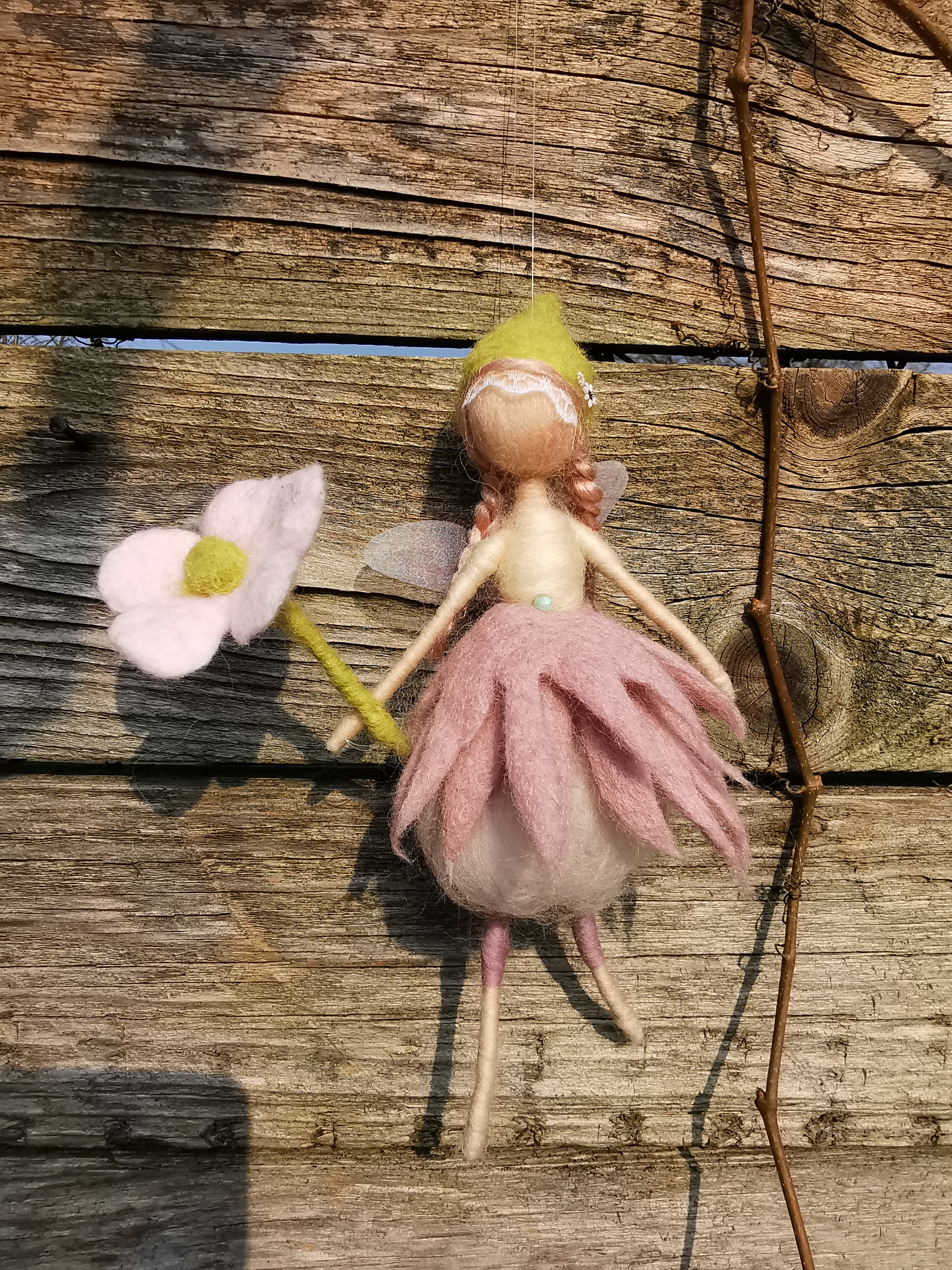 Frühlingselfe mit Blume